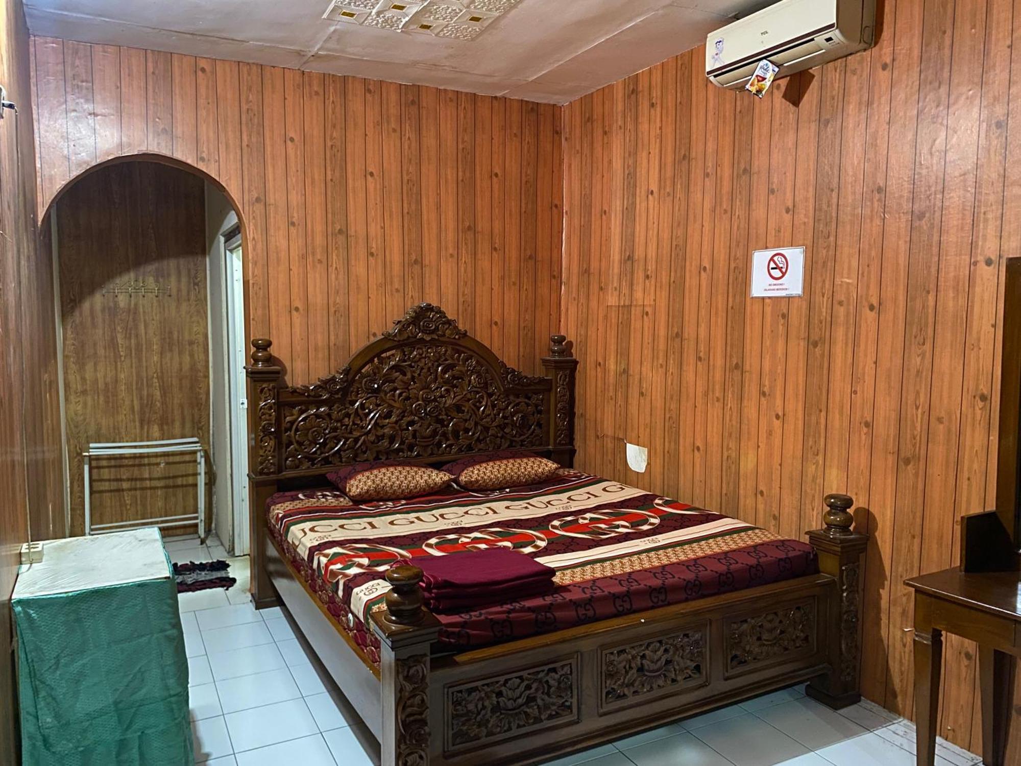 Parikesit Guest House Yogyakarta Exterior photo