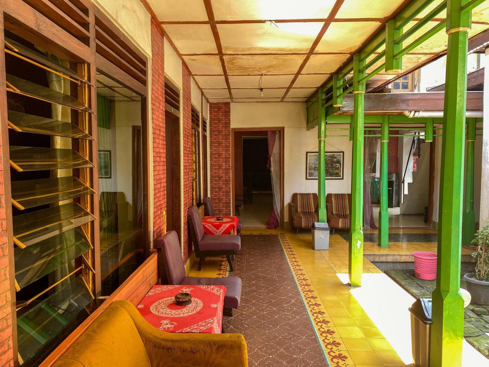 Parikesit Guest House Yogyakarta Exterior photo