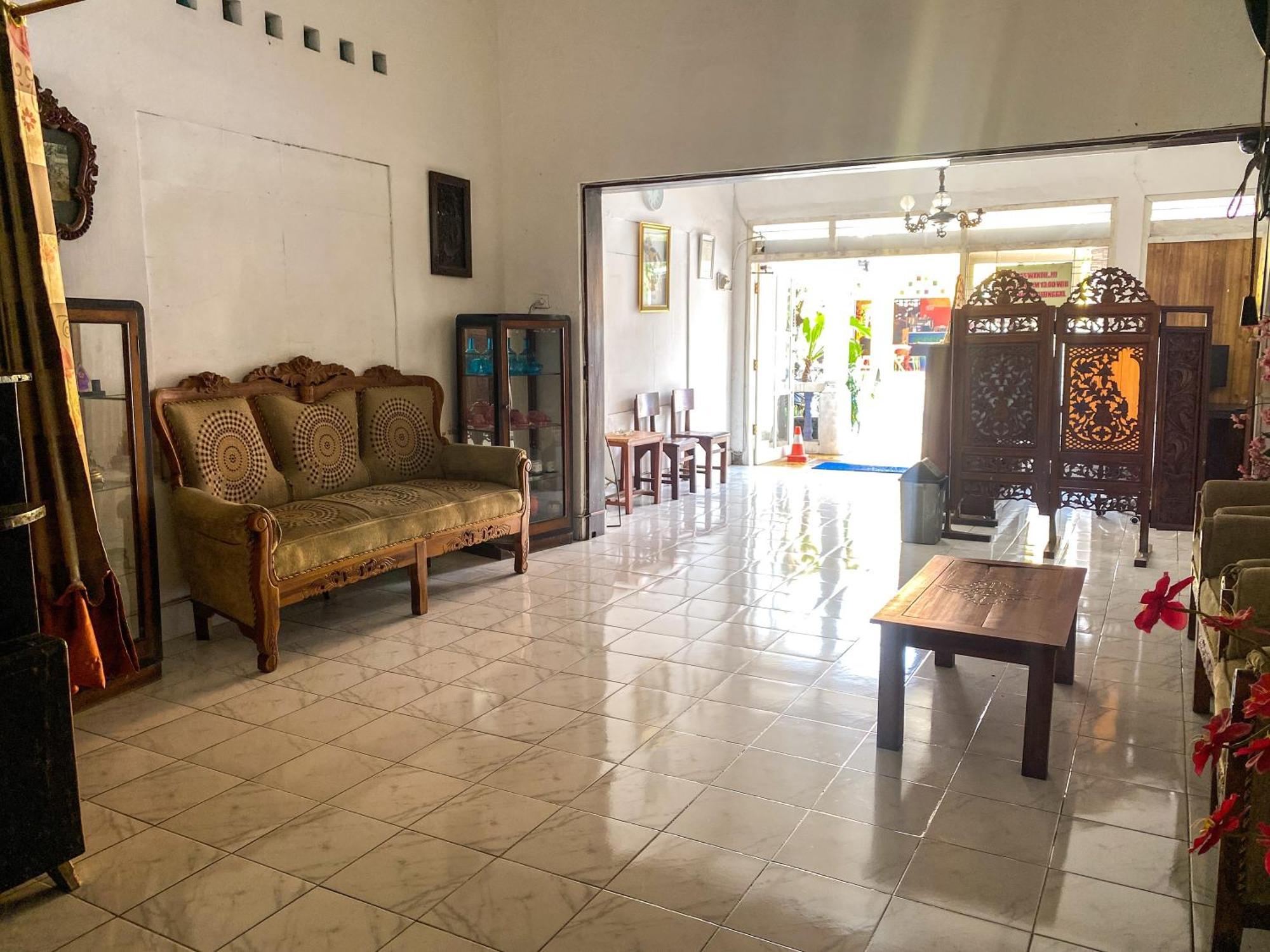 Parikesit Guest House Yogyakarta Exterior photo