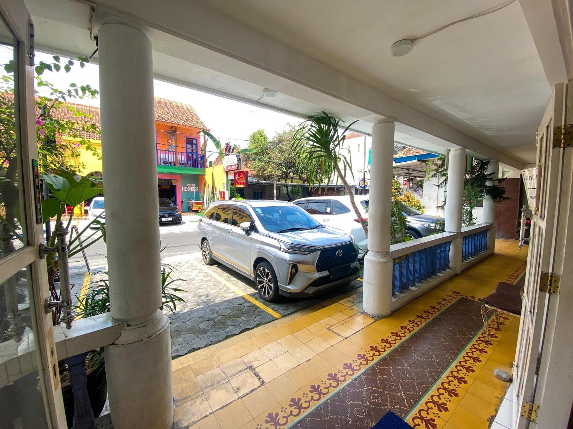 Parikesit Guest House Yogyakarta Exterior photo