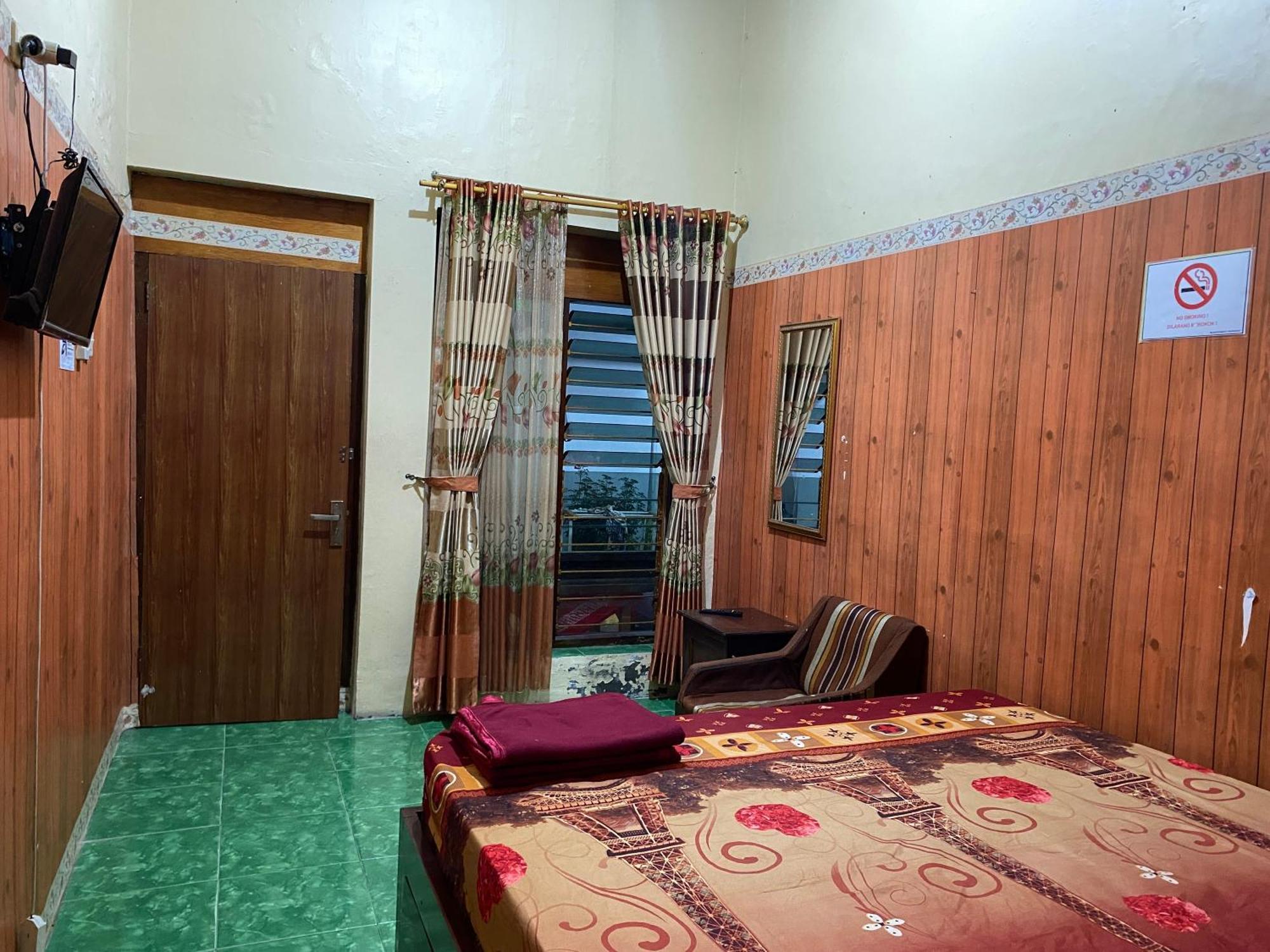 Parikesit Guest House Yogyakarta Exterior photo