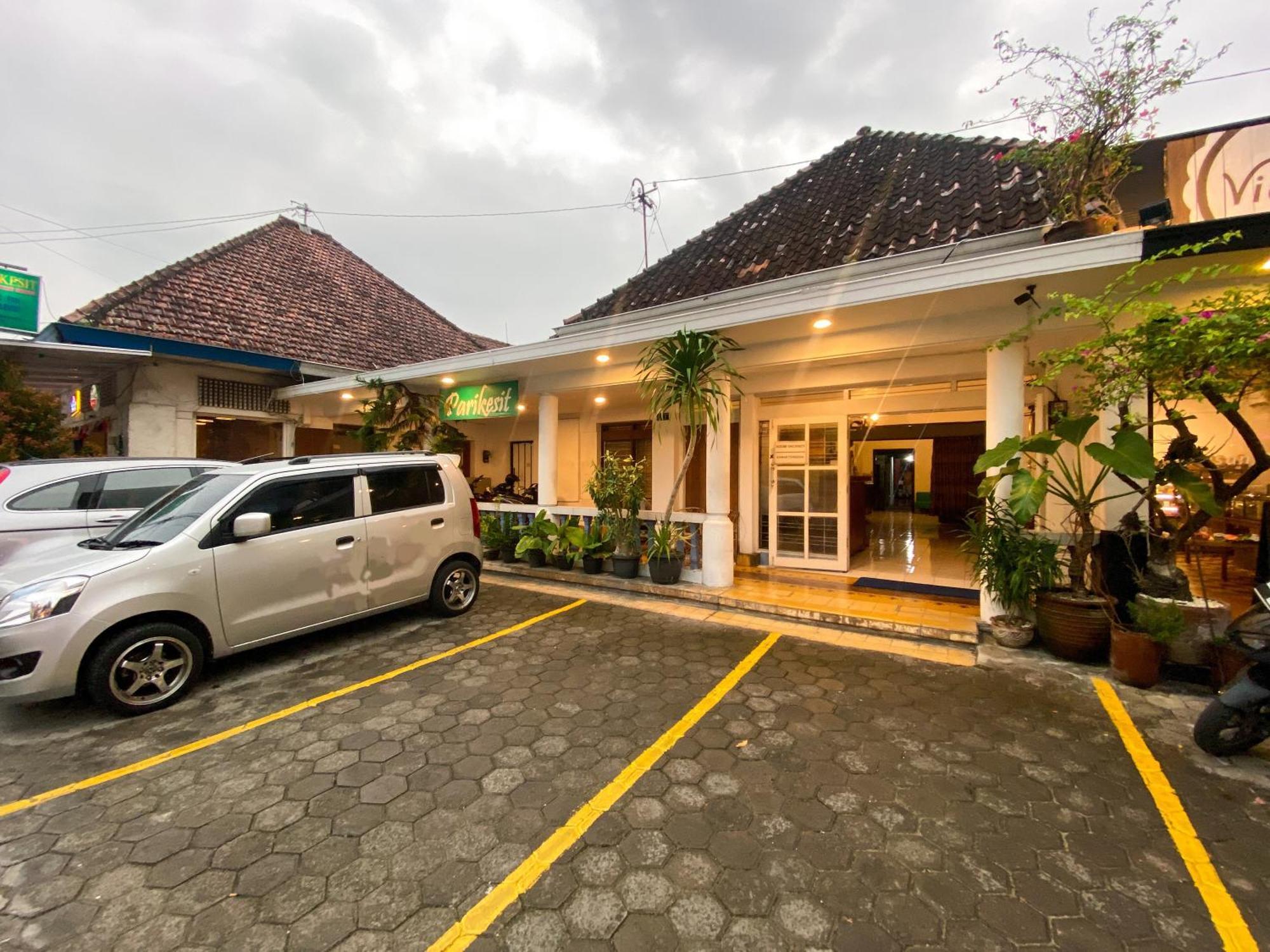 Parikesit Guest House Yogyakarta Exterior photo
